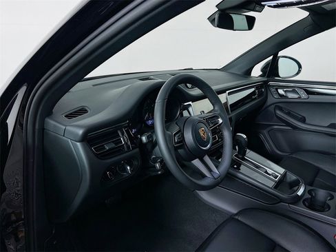 New 2026 Porsche Macan image 4