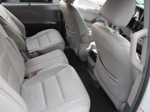 Used 2017 Toyota Sienna XLE w/ XLE Navigation Package FWD image 23