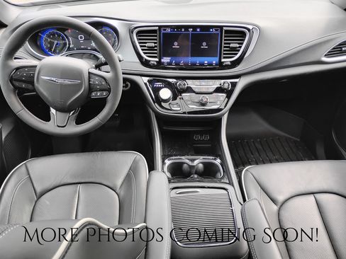 Used 2025 Chrysler Pacifica Limited AWD/4WD image 4