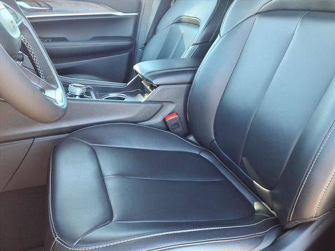 Used 2025 Jeep Grand Cherokee Limited image 3