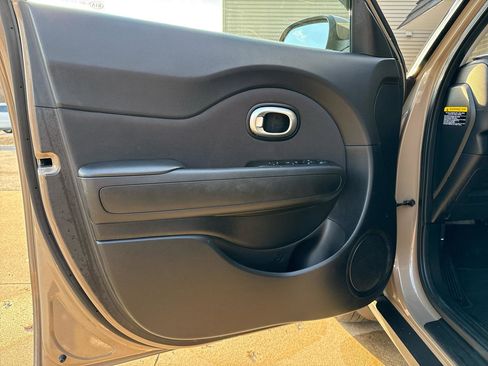 Used 2016 Kia Soul Base 6A w/ Convenience Package image 16