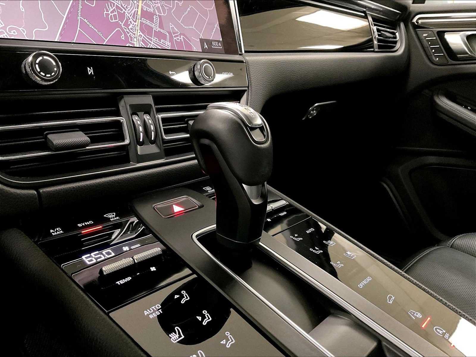 Certified 2023 Porsche Macan AWD/4WD image 17