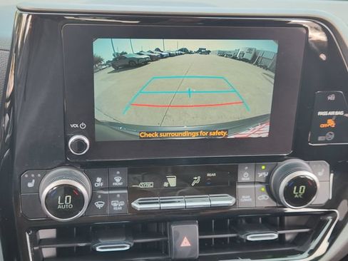 Used 2023 Toyota Highlander XLE FWD image 13
