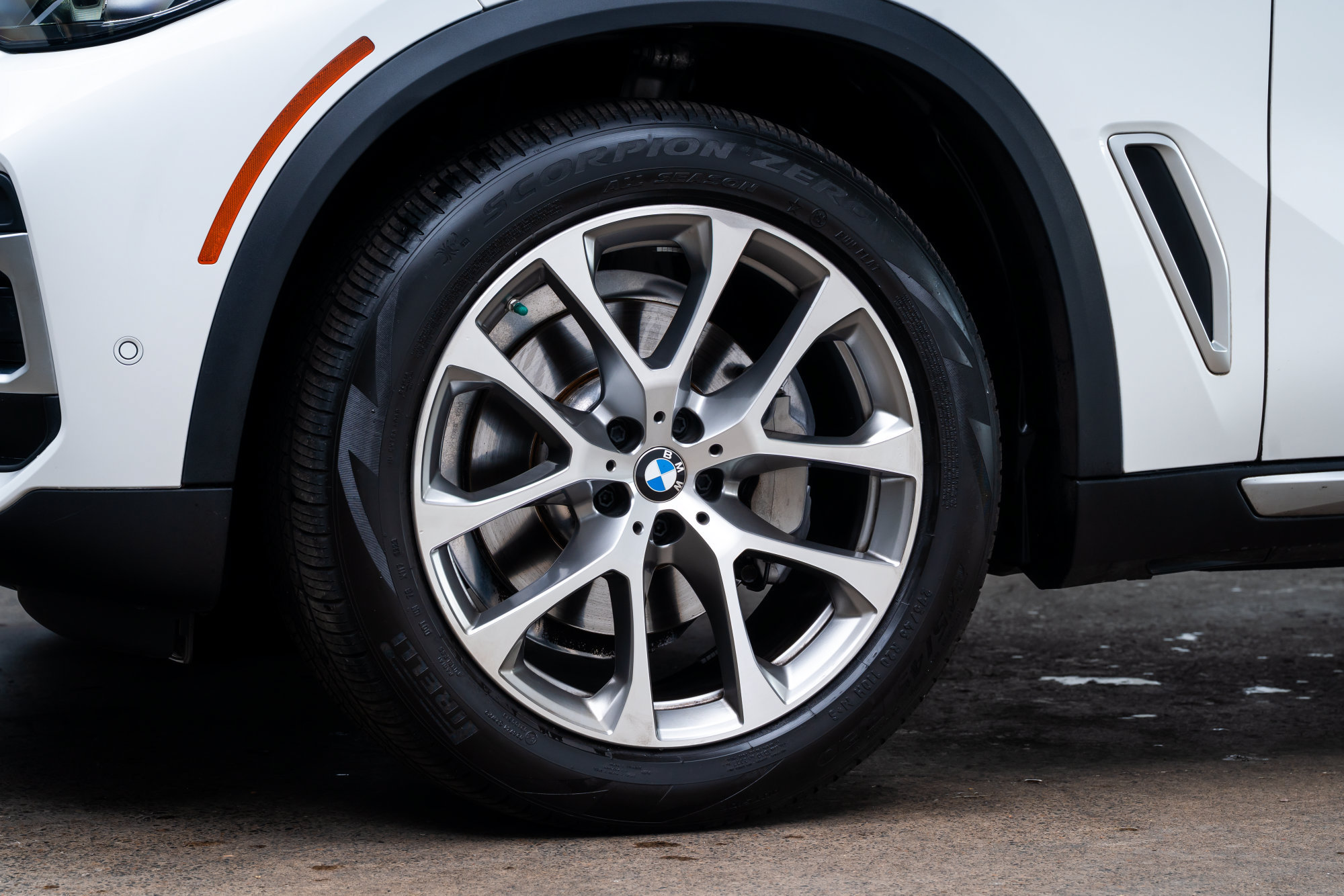 Used 2023 BMW X5 xDrive40i w/ Premium Package AWD/4WD image 4