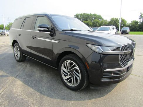 Used 2025 Lincoln Navigator Reserve AWD/4WD image 12