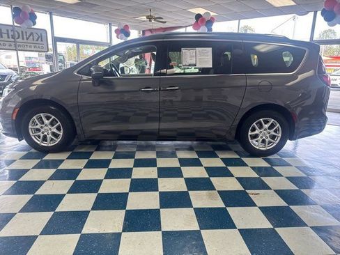 Used 2021 Chrysler Pacifica Touring-L image 4