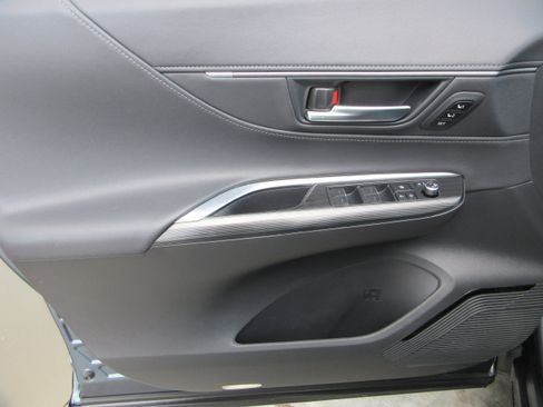 Used 2024 Toyota Venza XLE image 26