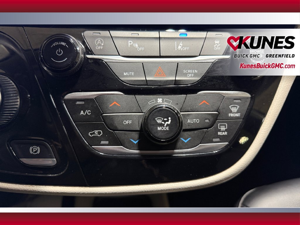 Used 2023 Chrysler Pacifica Touring-L FWD image 28