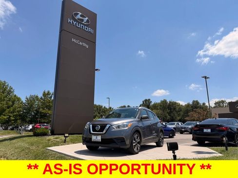 Used 2019 Nissan Kicks SV FWD image 1