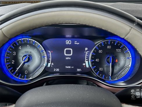 Used 2017 Chrysler Pacifica Limited w/ UConnect Theater Package FWD image 12