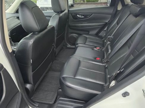 Used 2018 Nissan Rogue SL w/ Premium Package image 16