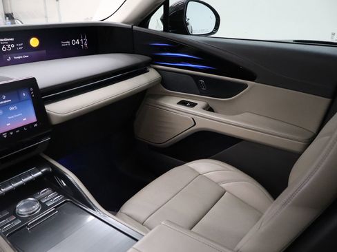 Used 2024 Lincoln Nautilus Premier image 23