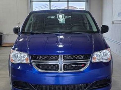 Used 2019 Dodge Grand Caravan SE w/ UConnect Hands-Free Group image 11