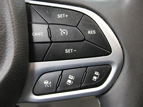 Used 2024 Chrysler Pacifica Touring-L image 27