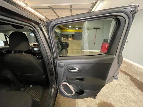 Used 2016 Jeep Renegade Latitude w/ Popular Equipment Group image 28