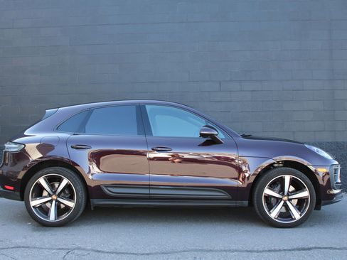 Certified 2024 Porsche Macan image 9