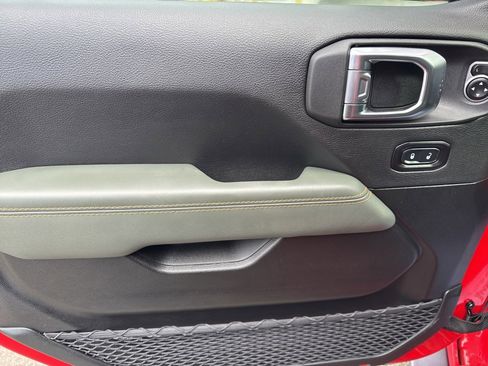 Used 2025 Jeep Gladiator Mojave image 18