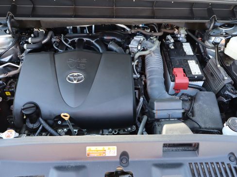 Used 2022 Toyota Highlander XLE AWD/4WD image 47