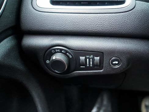 Used 2016 Chrysler 200 Limited image 25