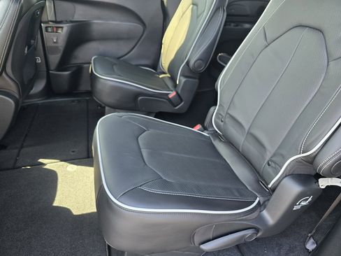 New 2026 Chrysler Pacifica Limited w/ S Appearance Package image 24