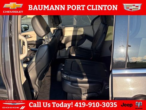 Used 2018 Chrysler Pacifica Touring-L FWD image 26