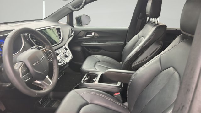 Used 2025 Chrysler Pacifica Select FWD image 9