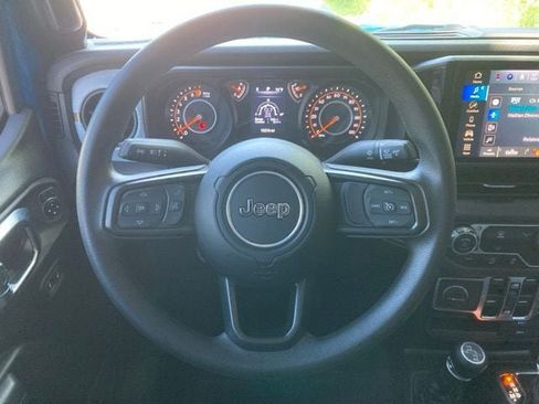Used 2025 Jeep Gladiator Sport AWD/4WD image 21