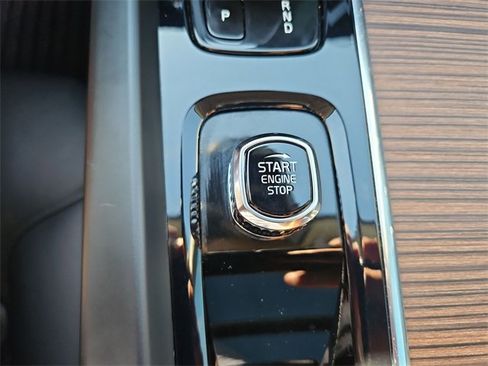 Used 2022 Volvo XC60 B5 Momentum w/ Climate Package image 17