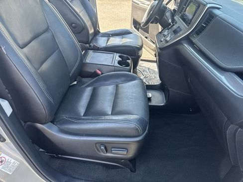 Used 2017 Toyota Sienna SE Premium FWD image 10