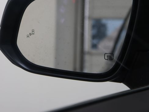 Used 2025 Toyota Highlander LE FWD image 22