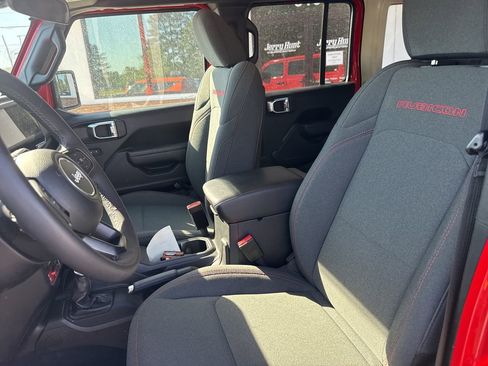 Used 2025 Jeep Wrangler Unlimited Rubicon image 3