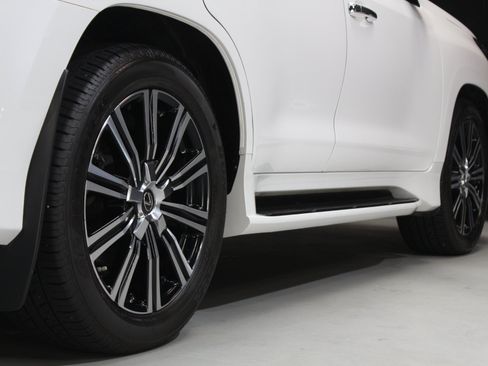 Used 2021 Lexus LX 570 4WD w/ Luxury Package image 21