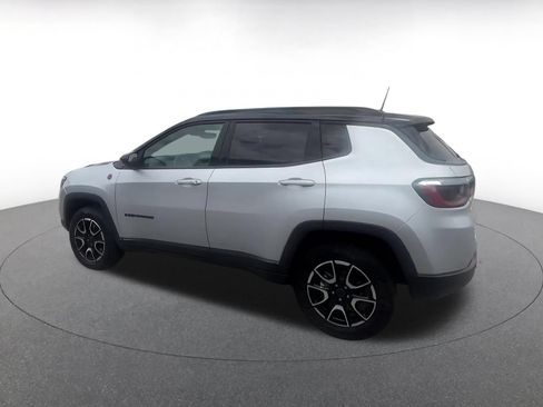 Used 2025 Jeep Compass Trailhawk AWD/4WD image 10