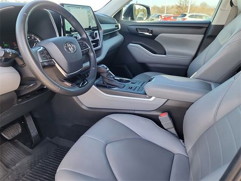 Used 2020 Toyota Highlander XLE image 13