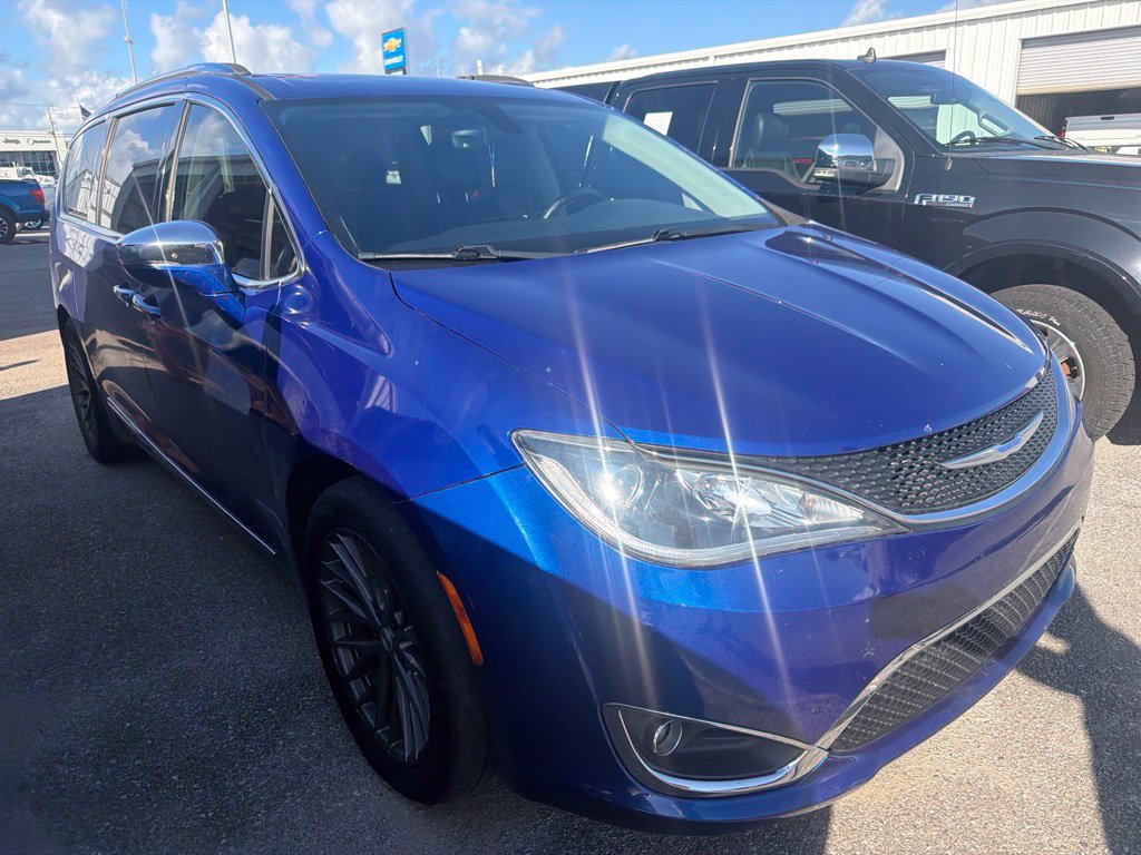 Used 2018 Chrysler Pacifica Limited w/ Tire & Wheel Group FWD image 3