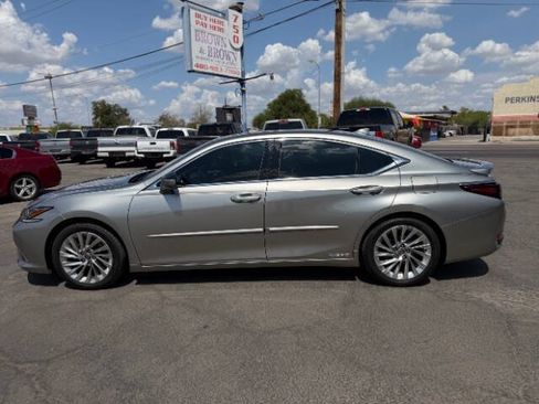 Used 2020 Lexus ES 300h w/ Accessory Package FWD image 6