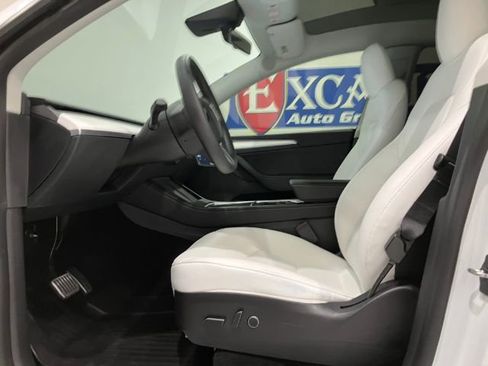 Used 2022 Tesla Model Y Long Range image 15