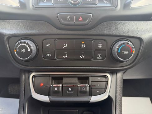 Used 2024 GMC Terrain SLE image 27