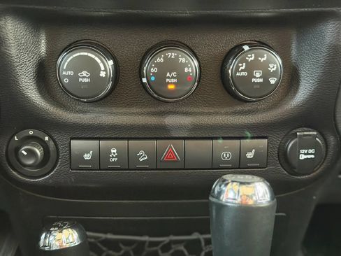 Used 2014 Jeep Wrangler Unlimited Sahara w/ Connectivity Group AWD/4WD image 25