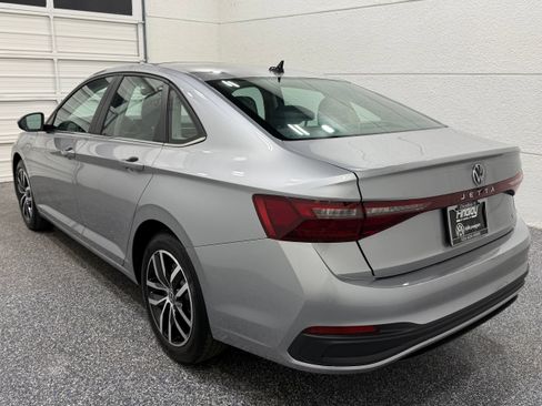 Used 2026 Volkswagen Jetta SE FWD image 4
