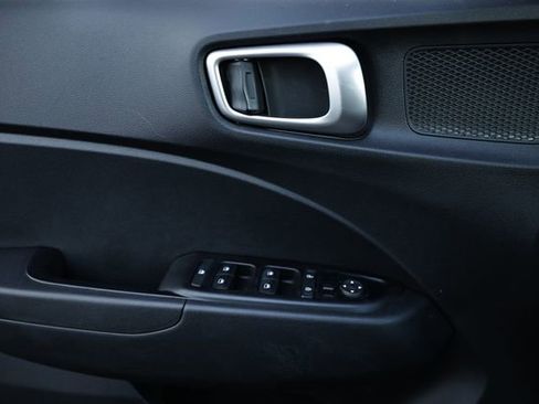 Used 2023 Hyundai Venue SE image 13