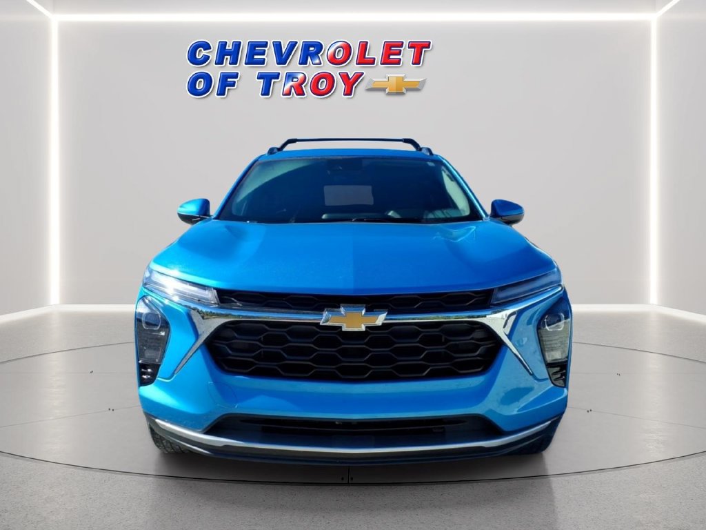 Used 2025 Chevrolet Trax LT w/ LT Convenience Package FWD image 2