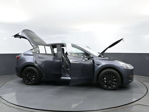 Used 2023 Tesla Model Y Long Range AWD/4WD image 29
