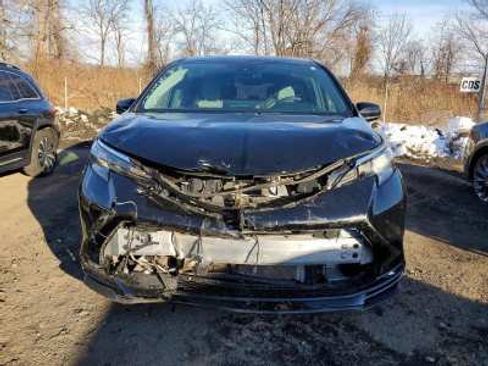 Used 2025 Toyota Sienna XLE w/ XLE Plus Package AWD/4WD image 2