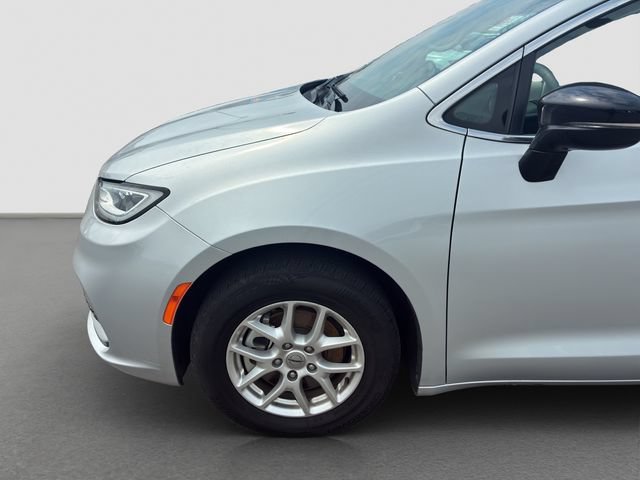 Used 2024 Chrysler Pacifica Touring-L FWD image 10