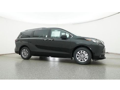 New 2026 Toyota Sienna XLE image 28