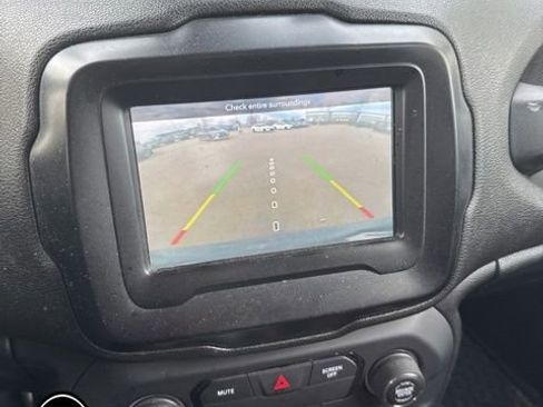 Used 2018 Jeep Renegade Latitude image 10