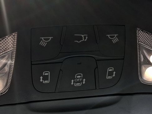 Used 2025 Chrysler Pacifica Limited FWD image 26