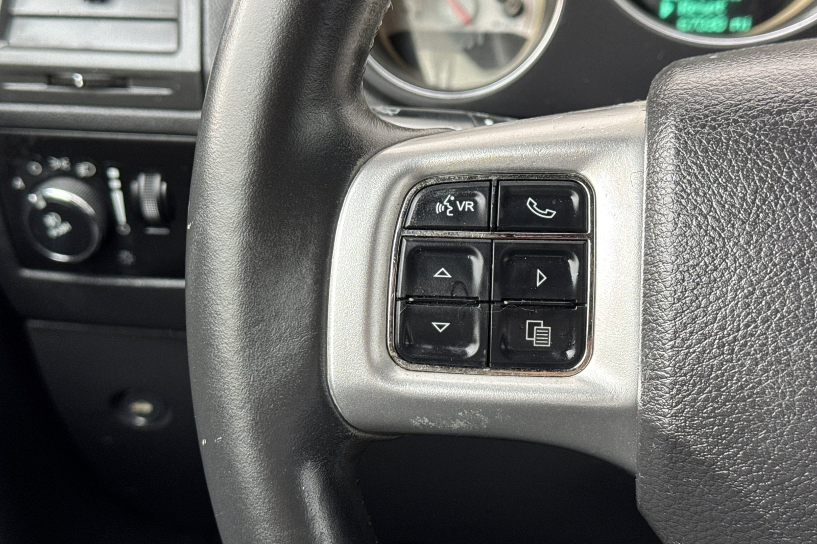 Used 2011 Dodge Challenger RWD image 34