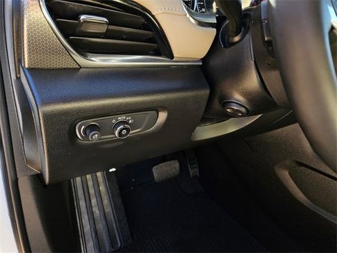 Used 2023 Chevrolet Traverse Premier image 24